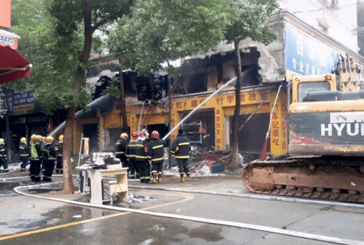 中南汽车世界火灾事件，原因探究、应对之策与深刻反思